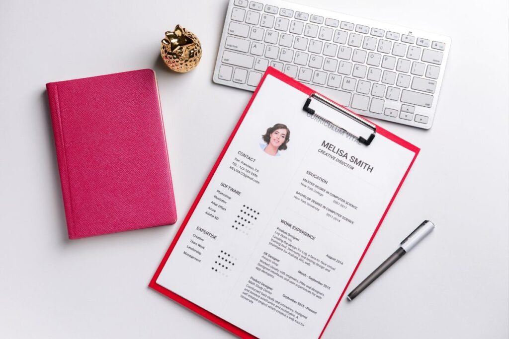 Currículo profissional sobre mesa com teclado, caderno e caneta, pronto para entrevista de emprego