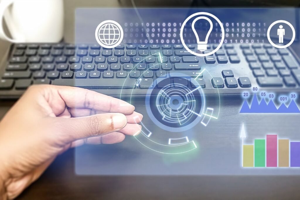 Mão interagindo com uma interface digital sobre um teclado de computador.

