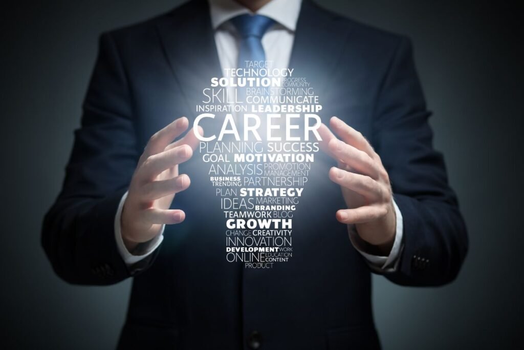 Homem de terno segurando com as mãos uma projeção luminosa com a palavra "CAREER" e outras palavras relacionadas a planejamento e sucesso profissional, como "TECHNOLOGY", "SOLUTION", "SKILL", "LEADERSHIP", "PLANNING", "SUCCESS", "GOAL", "MOTIVATION", "STRATEGY", "INNOVATION", "GROWTH".